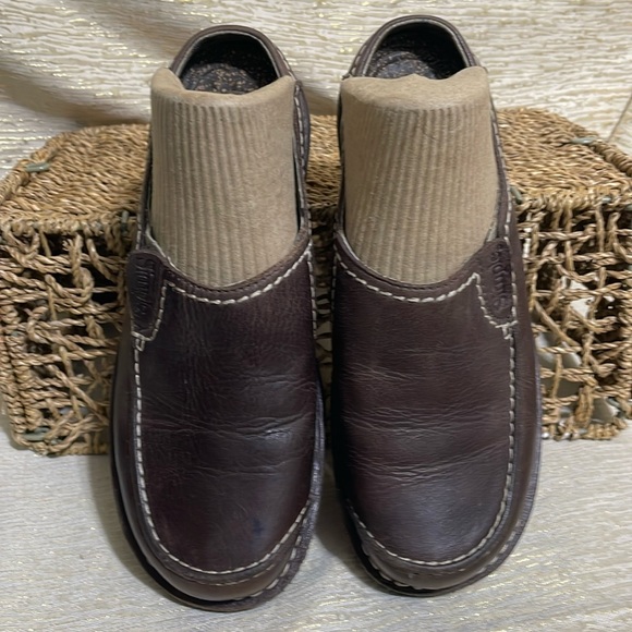 Simple Brown Leather Slip On Loafers Sz 7 - Picture 2 of 9